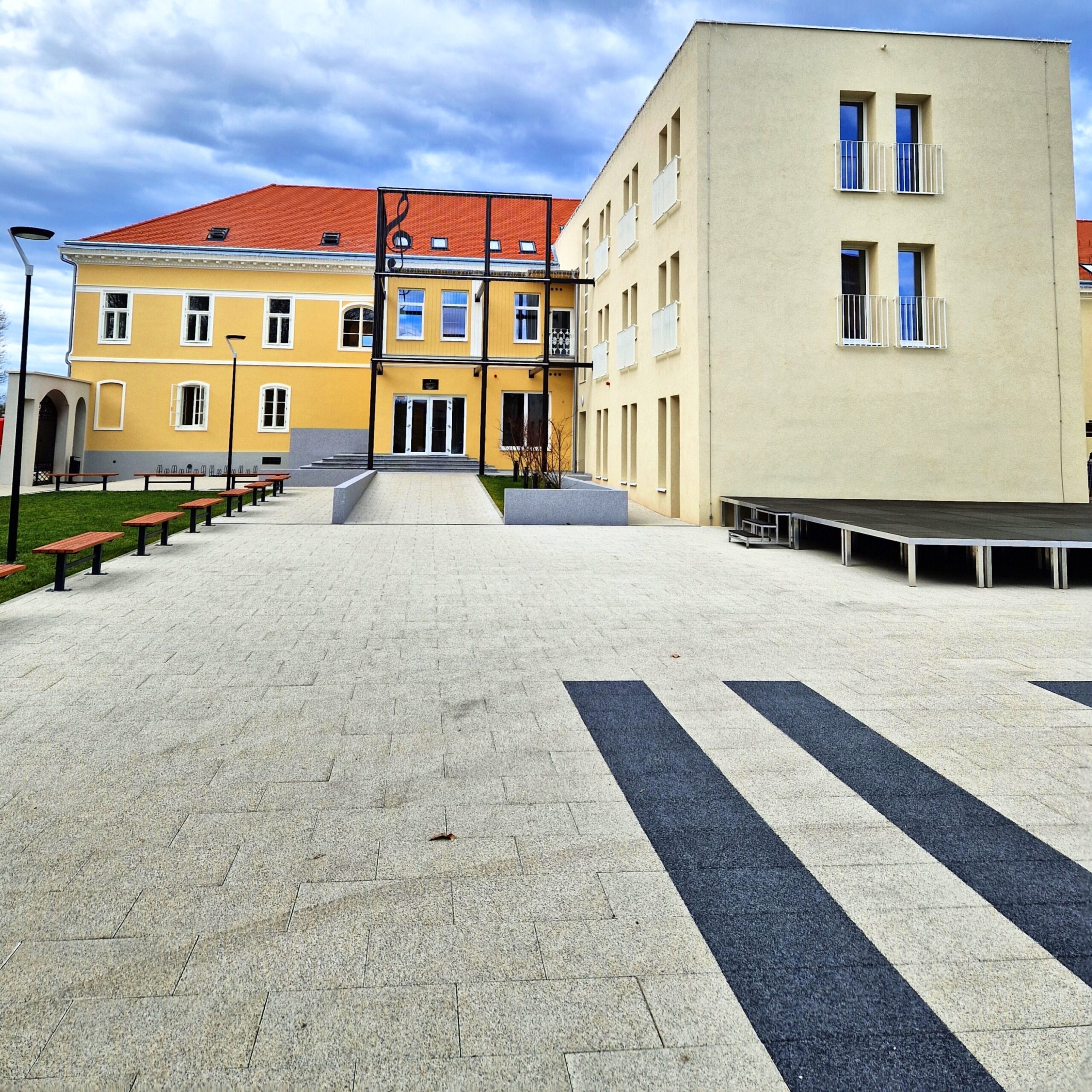 Glazbena škola Frana Lhotke, Sisak, zgrada, ključ